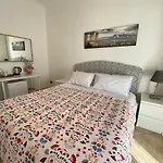 Falù Napoli centro camera con cucina e bagno privato